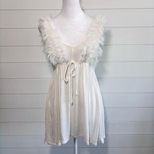 Robin K Women's Feather Fringe‎ White Top. Size M-L